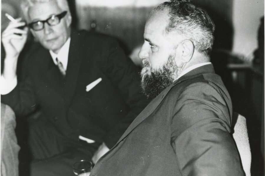 Foto z vernisáže, vepředu Robert Freimark, v pozadí Igor Zhoř